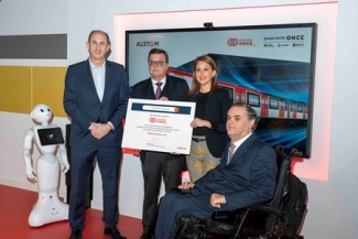 Foto del momento de la entrega del Diploma en Fundación ONCE