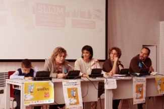 Foto de la mesa de presentación