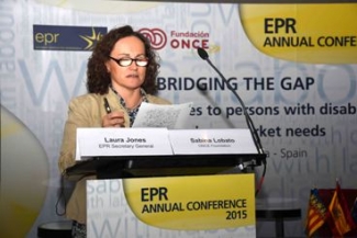 Foto de Sabina Lobato, de Fundación ONCE, durante su intervención