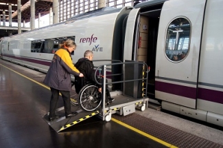 Persona con discapacidad subiendo a un tren de Renfe