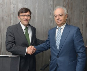 Foto del saludo tras la firma del convenio entre Fundación ONCE y Santa Lucía
