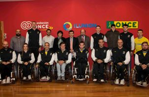 Foto de familia de Daniel Stix con sus compañeros de equipo y directivos de Fundación ONCE y Planeta