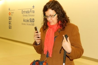 Foto de una usuaria con discapacidad visual