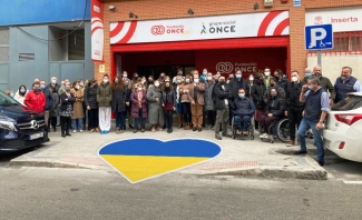 Foto de la concentración en las puertas de Fundación ONCE