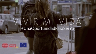 imgen de la protagonista de espaldas y el hashtag de la campaña