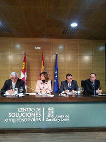 Foto de los integrantes de la mesa de presentación