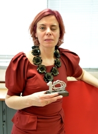 Foto de Virginia Carcedo con el galardón