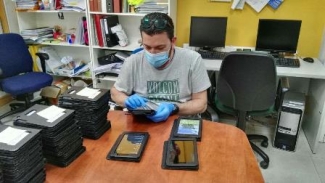 Foto de una persona manipulado las tablets