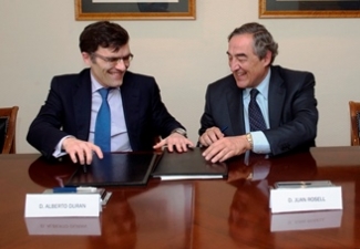 En la foto Alberto Durán y Juan Rosell en el momento de la firma