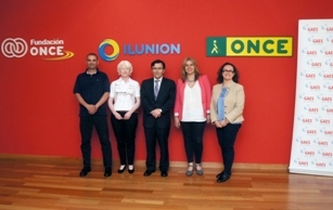 Foto de familia de las personas que han intervenido en la presentación de las Becas GAES y Premio especial Fundación ONCE