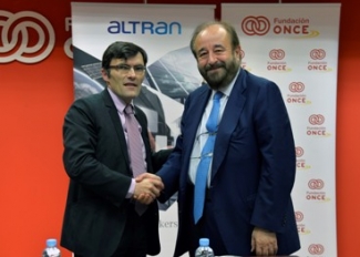 Foto del saludo tras la firma del convenio entre Altran y Fundación ONCE