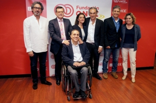 Foto de familia tras la firma de las nuevas adhesiones al manifiesto