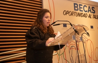 Imagen de una de las alumnas becadas