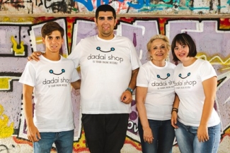 Foto de 4 personas con la imagen de Dadai Shop