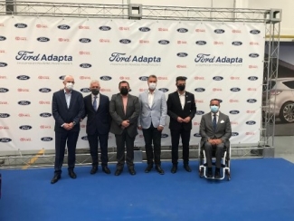 Foto de familia de los asistentes al acto