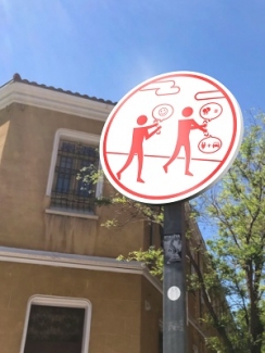 señalética sobre dos personas hablando lengua de signos