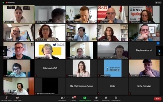 Captura de pantalla donde se ve un mosaico de los intervinientes en la reunión